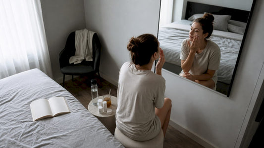 O femeie își aplică acasă crema antirid, având grijă de tenul ei pentru a păstra aspectul tânăr și sănătos.