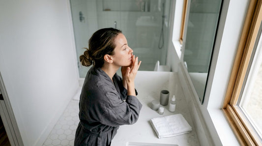 O femeie își răsfață tenul cu un exfoliant delicat, chiar în confortul propriei case.