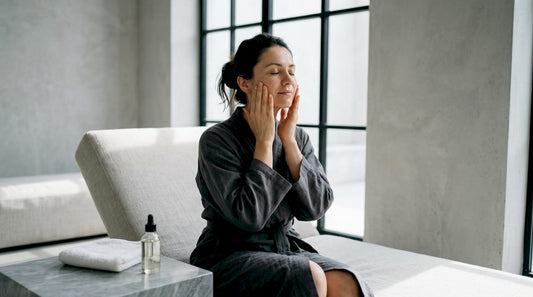 O femeie se bucură de un masaj facial relaxant într-un centru spa, lăsând grijile deoparte și răsfățându-se cu momente de liniște și îngrijire.