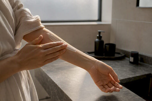 Mâini care aplică cremă pentru îngrijirea pielii