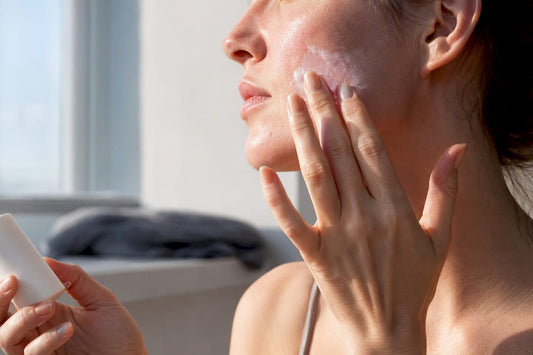 Aplică cu grijă crema cu SPF pe obraz